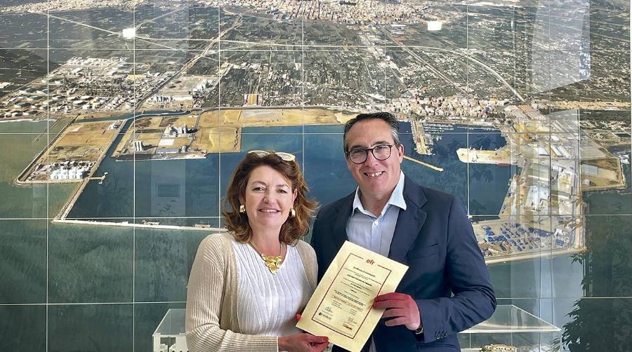 Maria Fernanda Vidal, jefa de Unidad de Desarrollo Personal, junto al presidente de la Autoridad Portuaria de Castellón, Rubén Ibáñez.