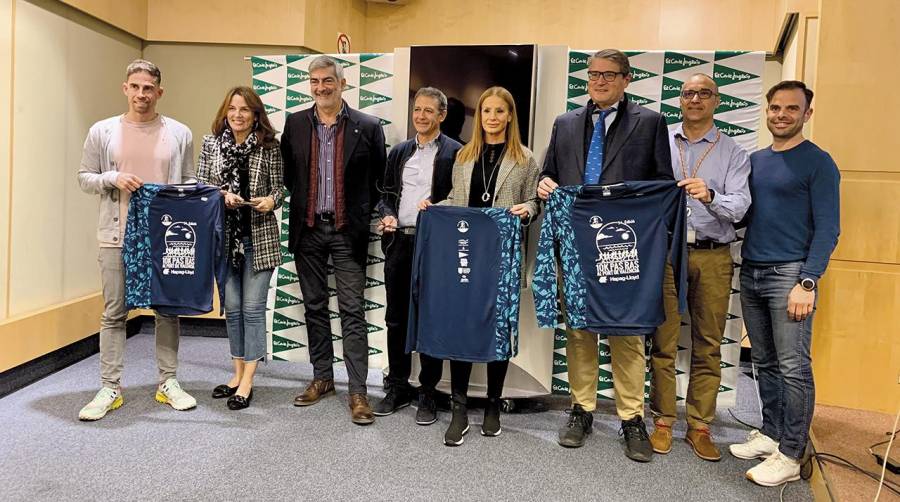 Borja Santamaría (Fundación Deportiva Municipal), Carolina Lorente (MSC), Paco Prado (Aportem), Manuel Garsando (C.A. Poblats Matims), Elvira Bioque (C.A. Poblats Maritims), Pau Pérez (El Corte Inglés), Quique Martín (Hapag-Lloyd) y Alfonso Garrido (Boluda), en la presentación de Pas Ras celebrada hoy.