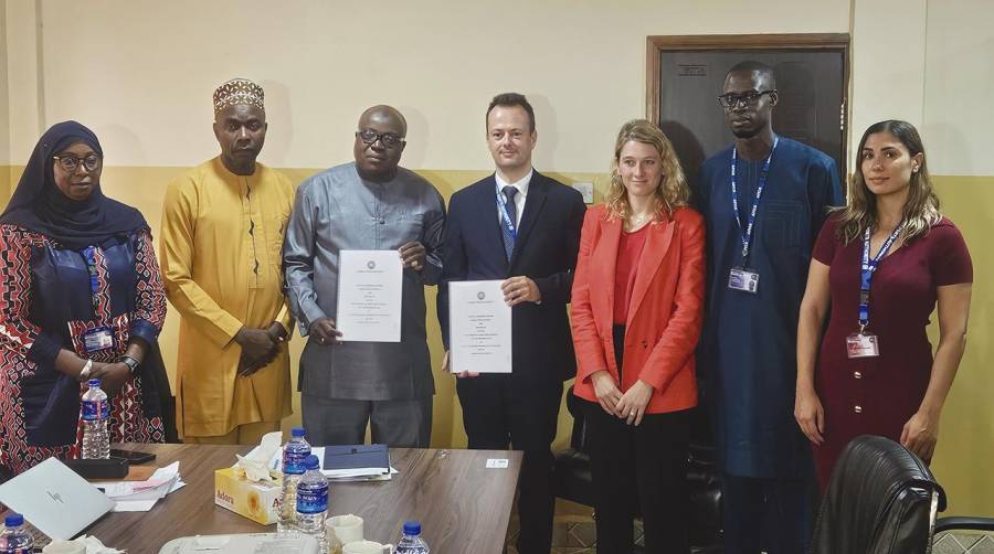 Momento de la firma entre la Gambia Ports Authority y Prodevelop.