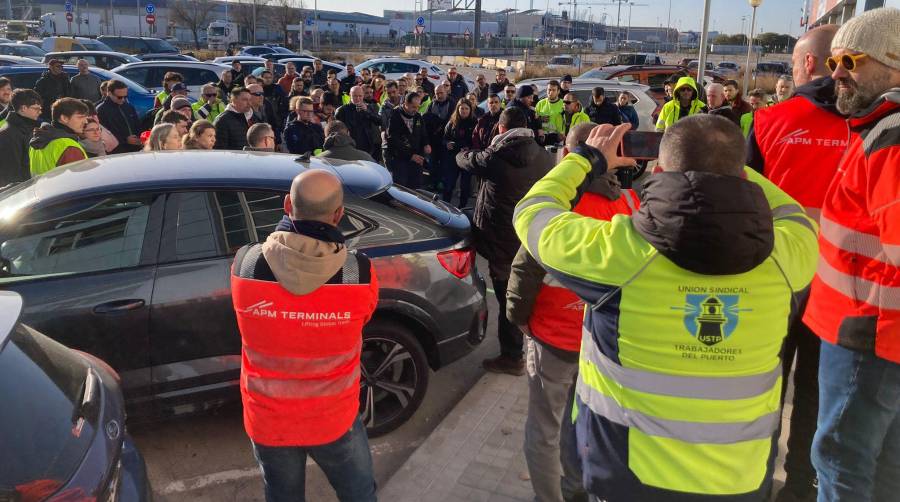 Delegados y miembros de Coordinadora-USTP en la movilización del 4 de febrero en el Puerto de Barcelona para exigir más medidas de seguridad para las empresas de la comunidad portuaria.