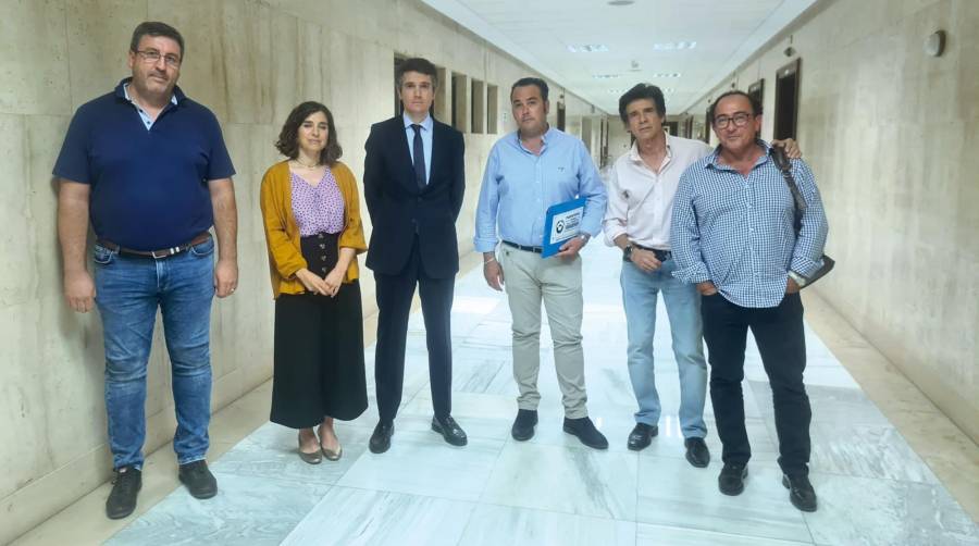 Manuel Hernández, líder de Plataforma, en el centro de la imagen, junto al director general de Transporte Terrestre, Jaime Moreno,en la reunión del pasado 16 de junio.