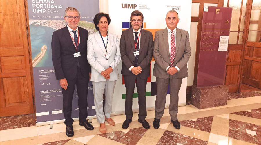 Desde la izquierda: César Díaz, presidente de la Autoridad Portuaria de Santander; Margarita Alfaro, vicerrectora de la UIMP; Álvaro Rodríguez Dapena, presidente de Puertos del Estado; Roberto Media, consejero de Fomento, Ordenación del Territorio y Medio ambiente del Gobierno de Cantabria. Foto J.P.