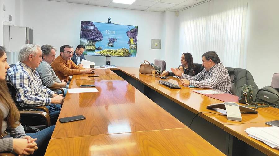 Un momento de la firma del acuerdo entre el sindicato y las empresas.