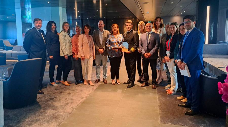 Representantes del puerto y el destino celebraron una recepción a bordo durante la cual se hizo entrega de una placa conmemorativa al capitán del buque.