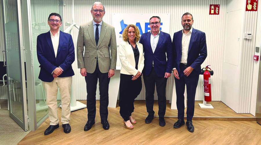 Manuel García, director de PortCastelló; Juan Virgilio Márquez, presidente de la Asociación; Piluca Núñez, directora de Comunicación de AEE; Rubén Ibáñez, presidente de la Autoridad Portuaria, y Adolfo Noguero, jefe de Expansión de PortCastelló.