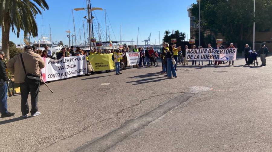 La concentración se ha producido frente al Edificio del Reloj del Puerto de Valencia.