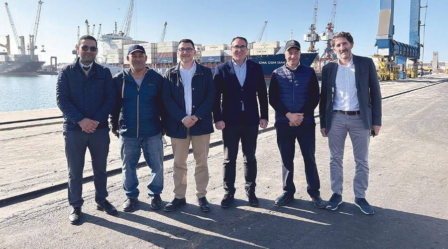 Representantes de la Autoridad Portuaria de Agadir y Capitanía Marítima, junto a Manuel García y Rubén Ibáñez, y representante de la empresa Crimidesa.