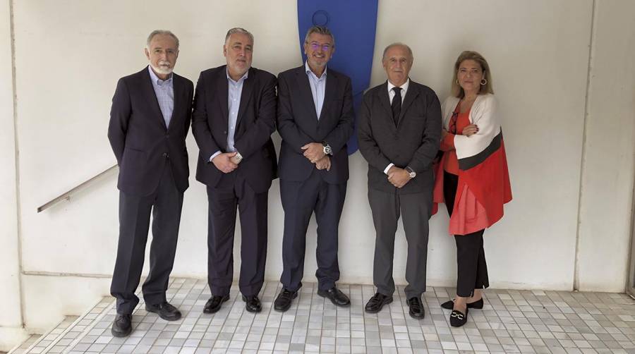 Jaime Agramunt, vicepresidente de FVET; Carlos García, secretario general de FVET; Carlos Prades, presidente de FVET, Luis Miralles, presidente de Casa Caridad, y Guadalupe Ferrer, directora de Casa Caridad.