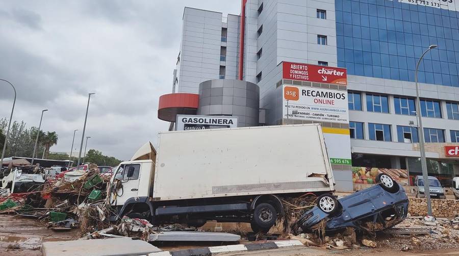 La entrada a los polígonos Sector 12 y Sector 13 de Riba-roja seguían teniendo ayer este aspecto. El objetivo principal del Ajuntament de Riba-roja es despejar los viales de escombros, coches y tráileres atravesados.