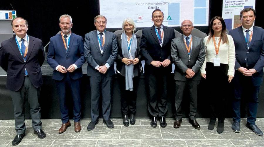 Gerardo Landaluce, presidente de la Autoridad Portuaria de Algeciras; José García Fuentes, presidente de la Autoridad Portuaria de Motril; Rafael Carmona, presidente de la Autoridad Portuaria de Sevilla; Teófila Martínez, presidenta de la Autoridad Portuaria de Cádiz, José Carlos Gómez Villamandos, consejero de Universidad, Investigación e Innovación de la Junta de Andalucía; Carlos Rubio, presidente de la Autoridad Portuaria de Málaga; Rosario Soto, presidenta de la Autoridad Portuaria de Almería y Alberto Santana, presidente de la Autoridad Portuaria de Huelva.