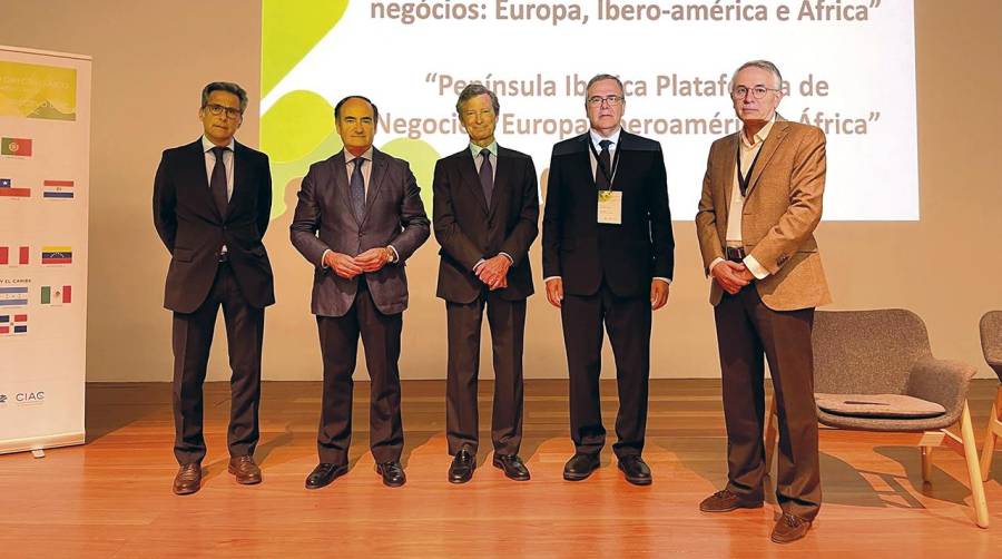 Carlos Fenoy, presidente de la APBA con el presidente de la Cámara del Campo de Gibraltar, junto a Pedro Moriyón, consejero económico y comercial de la Embajada de España en Portugal y Miguel Seco, presidente de la Cámara de Comercio e Industria Luso-Española.