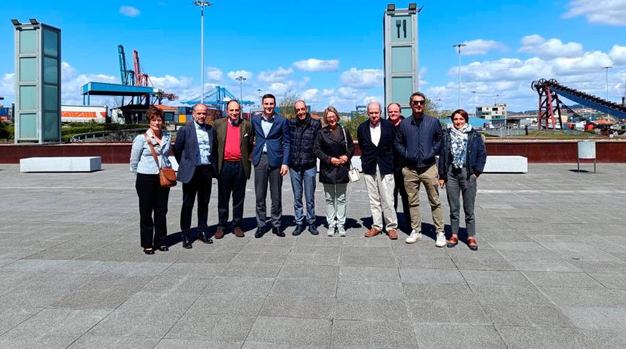 Las delegaciones de los puertos de Bilbao y Baiona han estado encabezadas por Andima Ormaetxe, director de Operaciones, Comercial, Logística y Estrategia de la Autoridad Portuaria de Bilbao (cuarto por la izquierda) y Pascal Marty, director del Puerto de Baiona (segundo por la izquierda).