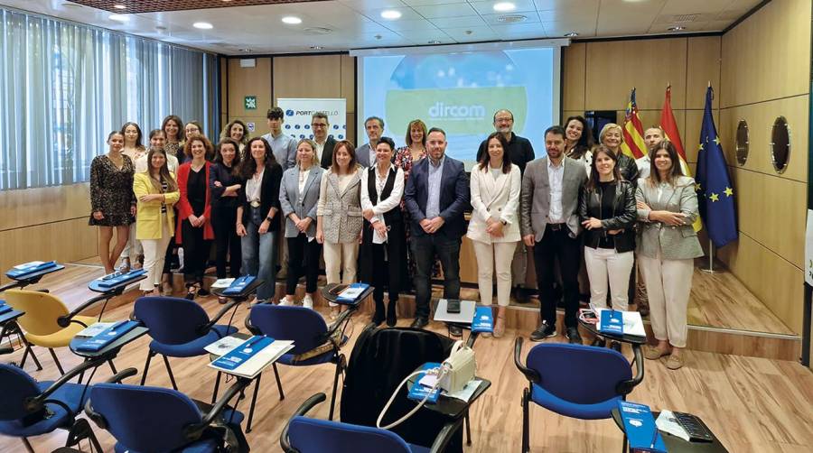 Rafa Simó, presidente de la Autoridad Portuaria de Castellón, junto a los representantes de la asociación.