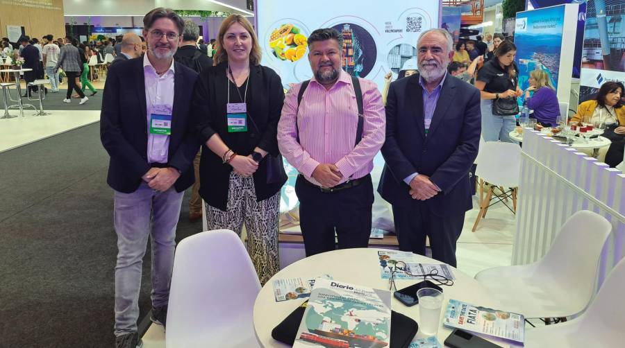 Desde la izquierda: Miguel Garín, director de Desarrollo Internacional de Fundación Valenciaport; Cristina Rodríguez, jefa de Comercial y Clientes de la Autoridad Portuaria de Valencia; Moisés Solís, presidente de ALACAT; y Francesc Sánchez, presidente de la Fundación Valenciaport. Foto J.P.