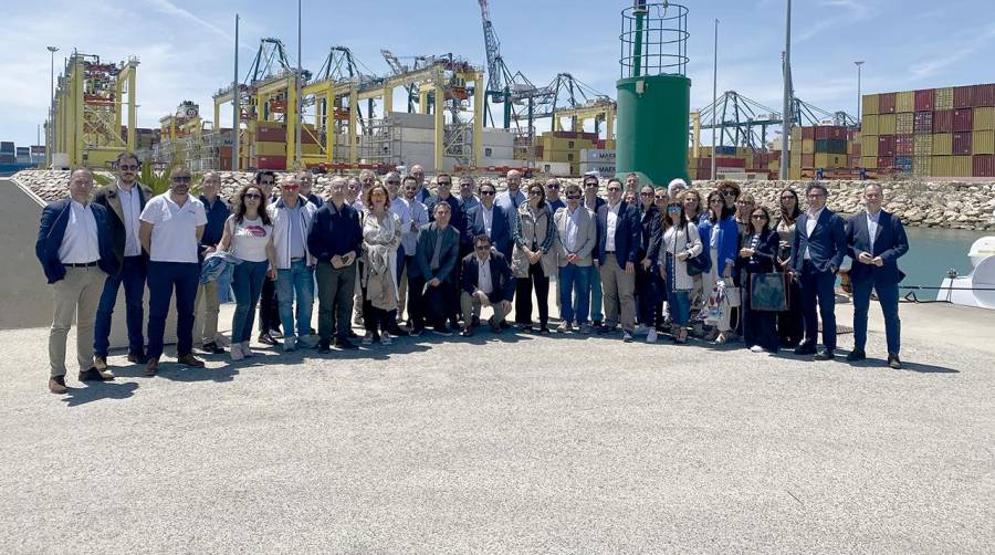 Representantes de Fepeval en uno de los muelles del Puerto de Valencia.