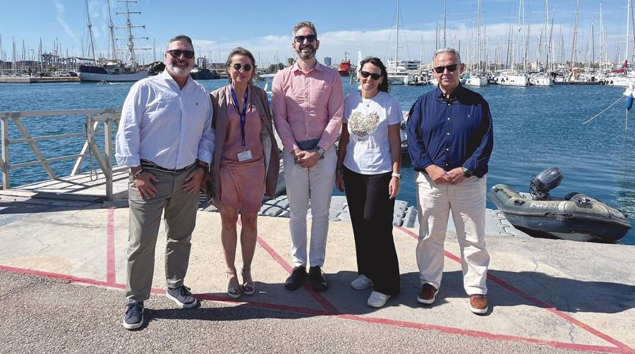 Patrick Reynes, Rafael Cardona e Isabel Teruel, equipo directivo de Marina Port Valencia junto a Luis Fernando Sánchez Villena (Director de Dominio Público Portuario de Valencia) y Belén Fernández Vázquez (Subdirectora de Dominio Público), ambos de la Autoridad Portuaria de Valencia.