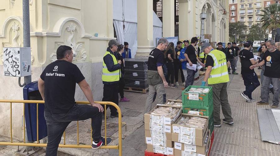 World Central Kitchen reparte raciones de comida caliente a los afectados por la DANA del 29 de octubre.