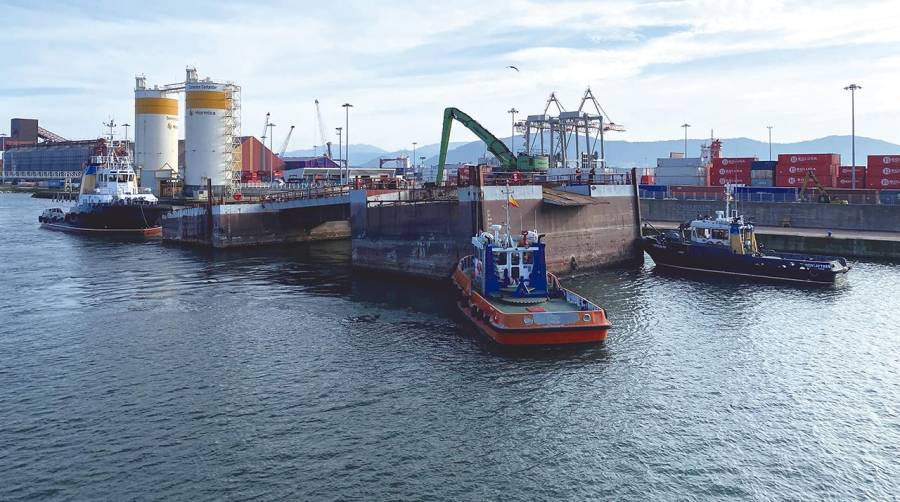 Santander inicia el desguace de una rampa flotante en desuso