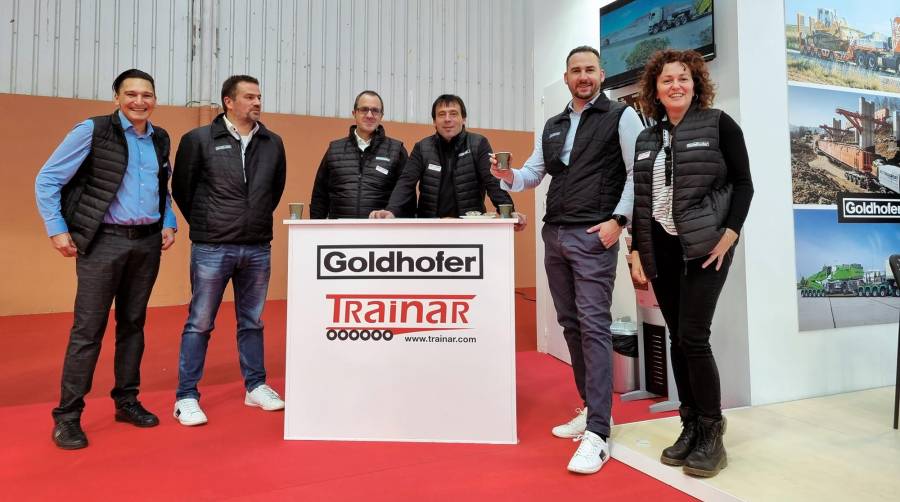 Representantes de Trainar y Goldhofer en la reciente edición de la feria SMOPYC celebrada en Zaragoza.