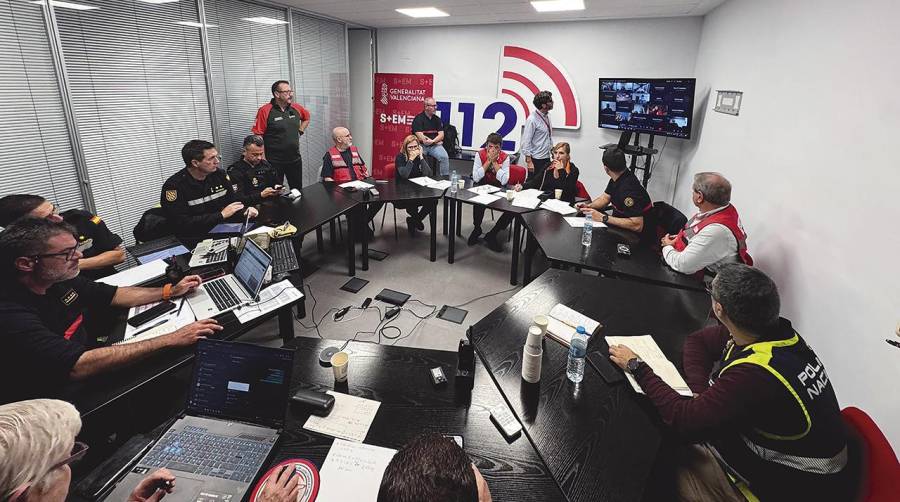 Los equipos de emergencias reunidos con el President de la Generalitat Valenciana, Carlos Mazón, en la noche de ayer.