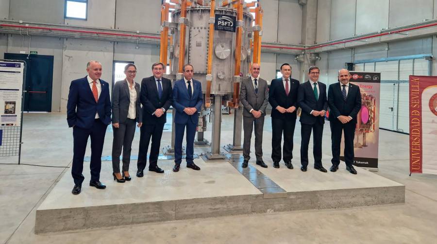 Autoridades e investigadores durante la presentación del Tokamak SMART, a sus espaldas.