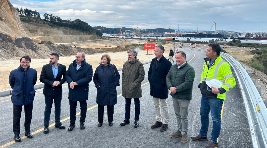 El presidente de la Autoridad Portuaria de Avilés, Santiago Rodríguez Vega (tercero por la izquierda) ha visitado este miércoles las obras junto con otras autoridades locales y regionales.