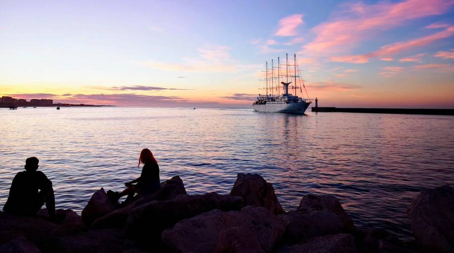 El Puerto de Almería acoge por tercera vez la escala del crucero “Wind Surf”