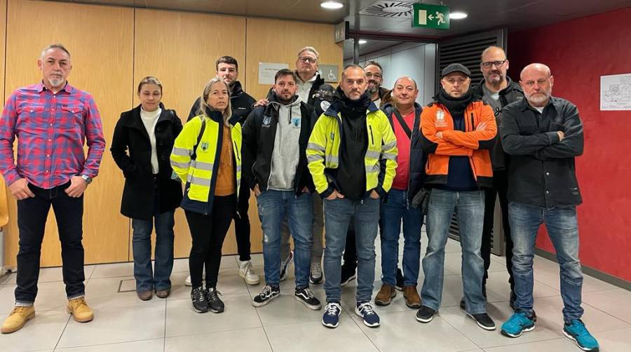 Representantes sindicales de Coordinadora OTEP y USTP esta mañana a las puertas del acto de conciliación.