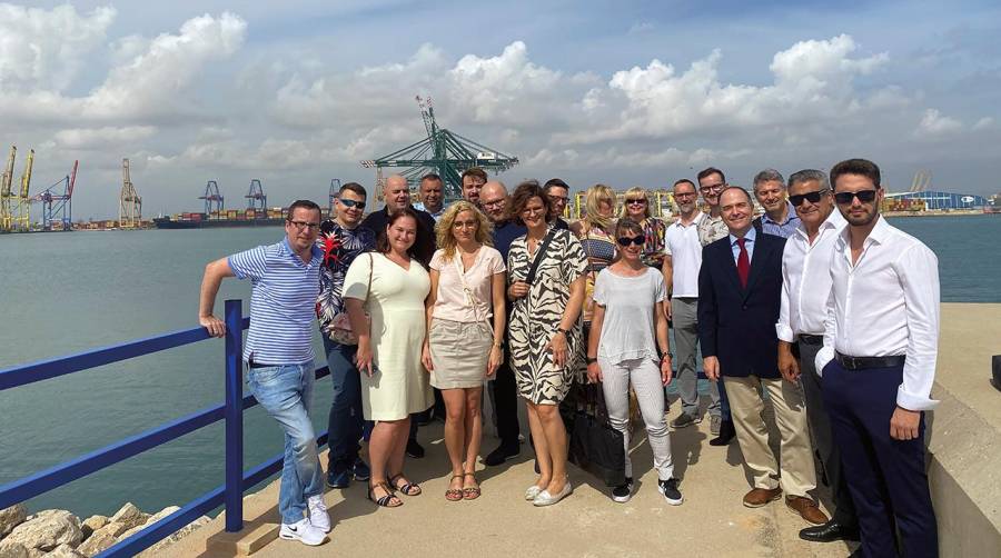 La delegación de Stock Logistic ha visitado las instalaciones del puerto de Valencia.