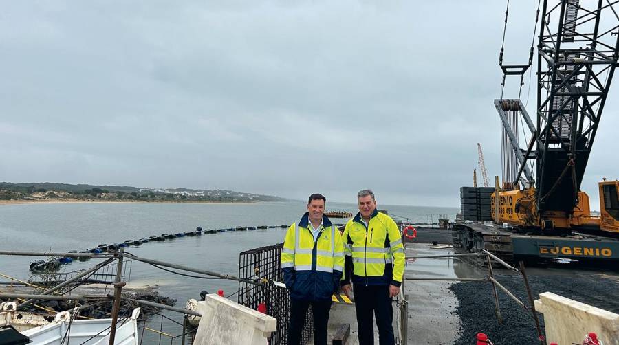 El presidente del Puerto de Huelva, Alberto Santana, ha visitado las obras acompañado por el jefe del Área de Infraestructuras, Alfonso Peña.