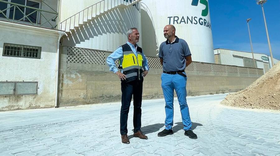 El responsable de la terminal de Transgranada en el puerto de Motril, David Iglesias, ha recibido al presidente de la Autoridad Portuaria de Motril, José García Fuentes, que ha visitado las instalaciones para comprobar su funcionamiento.