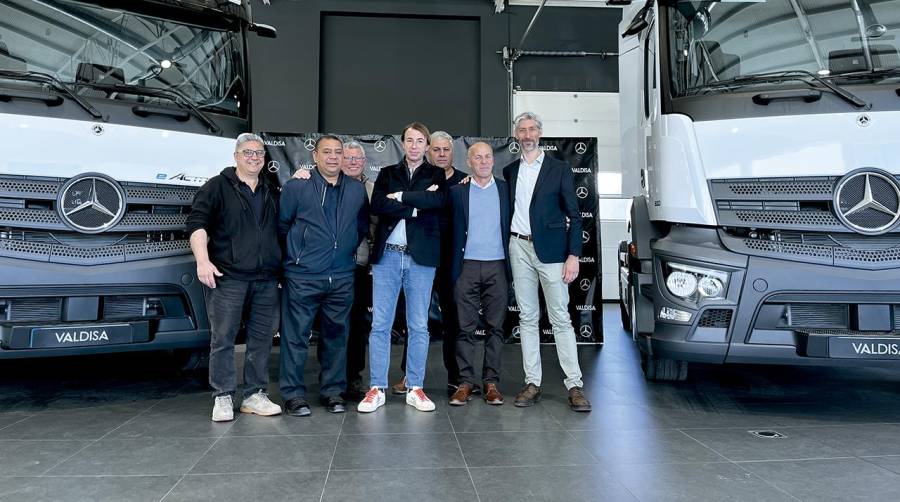 Mario Polo, Gerente de Vehículos Industriales en Mercedes-Benz Valdisa y Pablo Bordils, Director General de Transnugon junto a los chóferes.