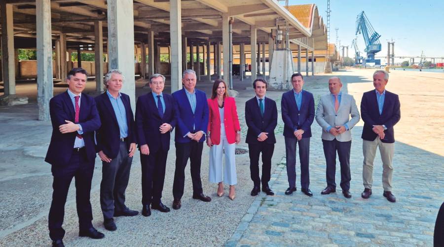 El presidente de la Autoridad Portuaria de Sevilla (APS), Rafael Carmona, la consejera de Fomento, Articulación del Territorio y Vivienda, Rocío Díaz, y el alcalde de Sevilla, José Luis Sanz, junto al resto de autoridades.