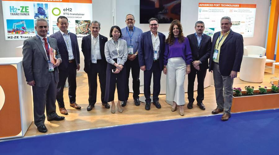 Desde la izquierda: Jon Pastrana, Debusman; Akihiro Isezaki, Export Sales Section Chief Mitsui E&amp;S Machinery; May Damborenea, Paceco; Yui Chikami, Assistant Sales Manager Mitsui E&amp;S Machinery Miguel Soler, CEO de Paceco Momentum; Troy Collard, CEO de Paceco Corp.; Nuria Fominaya, CMO de Paceco Momentum; Roberto Bartolomé, UniportBilbao; Ed Bello, CEO Port Miami Container Management. Foto J.P.