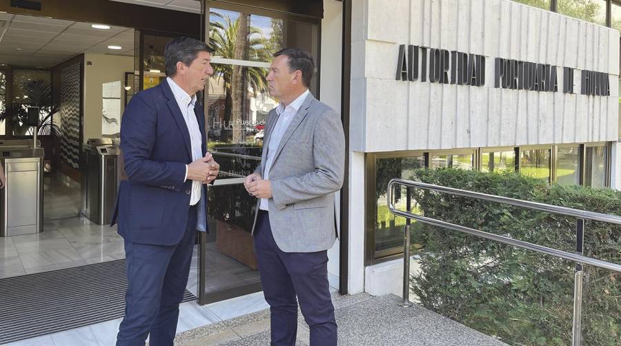 El presidente del Consejo Económico y Social de Andalucía, Juan Marín, junto al presidente de la Autoridad Portuaria de Huelva, Alberto Santana.