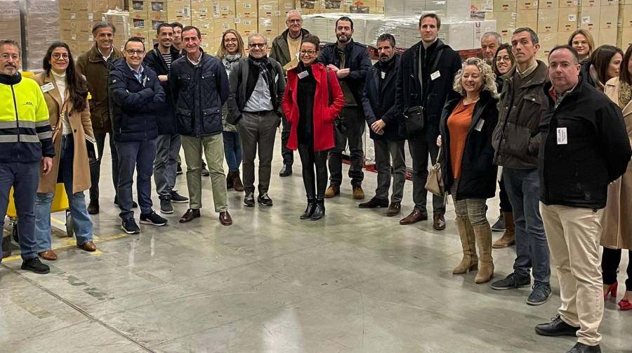 Los representantes de empresas asociadas de AVIA Clúster de automoción y movilidad de la Comunitat Valenciana durante su visita a las instalaciones de Aza Logistics en Sagunto.