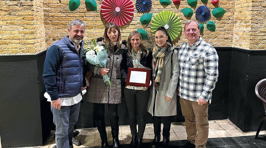 Representantes del proyecto “Las Cocinas Solidarias” con el premio Ilustres.