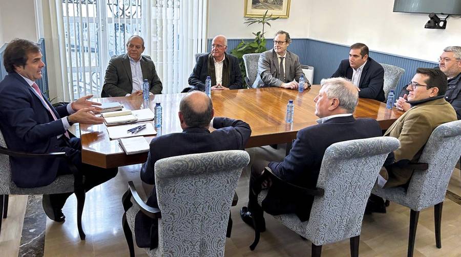 El vicepresidente Pedro Pablo Hernández destaca la implicación y esfuerzo de los operadores portuarios en un encuentro con los representantes de las principales empresas consignatarias.