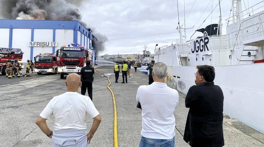 La estructura de la nave puede estar afectada tras 12 horas de calor intenso, por lo que se actúa con precaución.