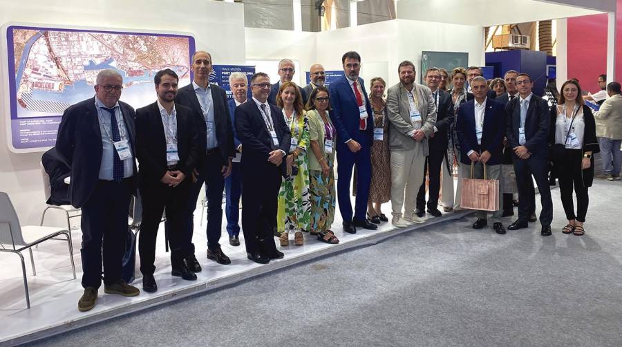 Los miembros de la delegación en el stand del Port de Barcelona en Global Maritime India Summit. Foto: F.V.