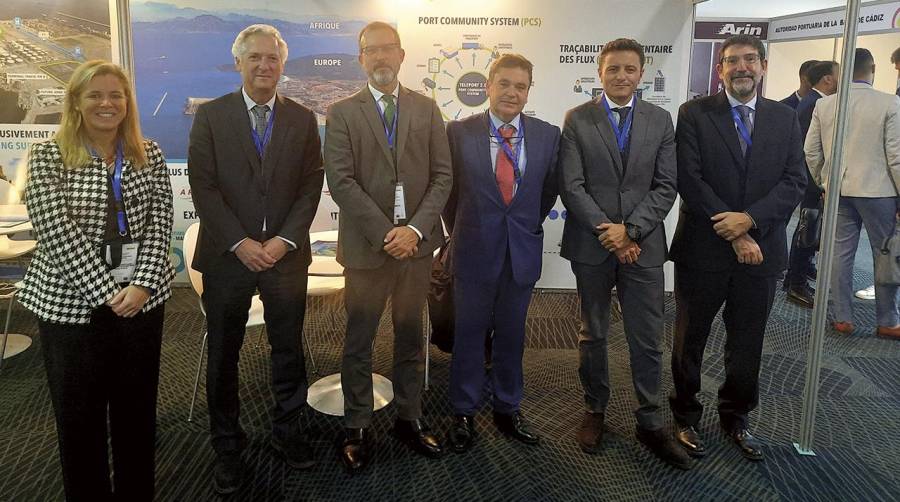 Parte de la delegación del Puerto de Algeciras desplazada a Marruecos en el stand de la APBA.