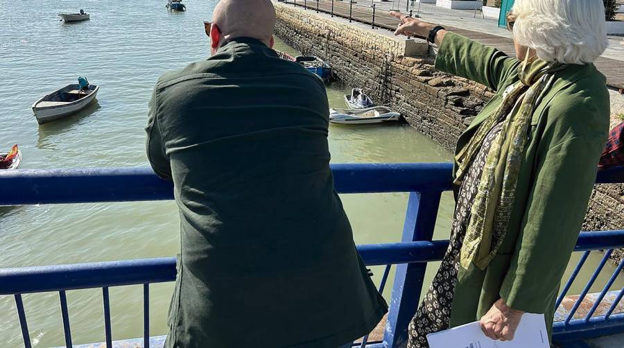 La presidenta de la Autoridad Portuaria de la Bahía de Cádiz, Teófila Martínez, ha visitado hoy las obras junto con el alcalde de la ciudad, Germán Beardo.