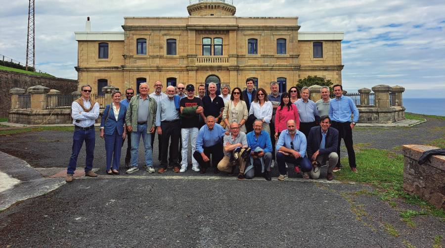 Participantes en la jornada lúdica de Propeller Bilbao frente al Faro de Cabo Matxitxaco.