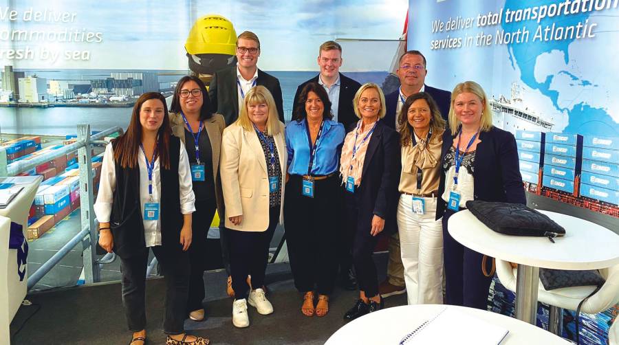 Eva Ortiz, Managing Director de Eimskip Logistics Spain (centro), con el equipo de la empresa en su stand de Conxemar.