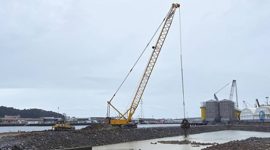 Avilés completa la mota de cierre de la explanada de la margen derecha