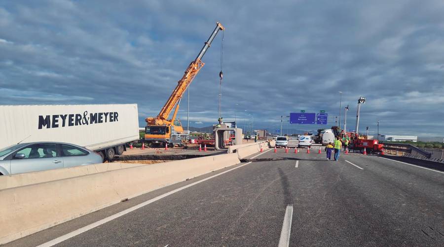 El Ministerio de Transportes y Movilidad Sostenible sigue trabajando en la zona de la A-7 con la creación de un desvío provisional para recuperar la conexión con la A-3.