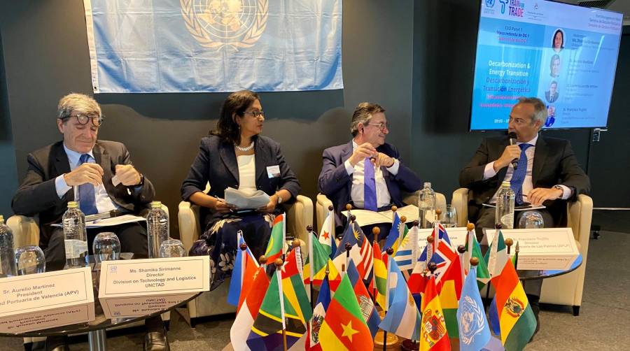 Aurelio Martínez, presidente de la APV; Shamika Sirimanne, directora de la División de Tecnología y Logística de la UNCTAD; Laureano Lourido, presidente de la Autoridad Portuaria de Gijón; y Francisco Trujillo, director de la Autoridad Portuaria de Las Palmas.