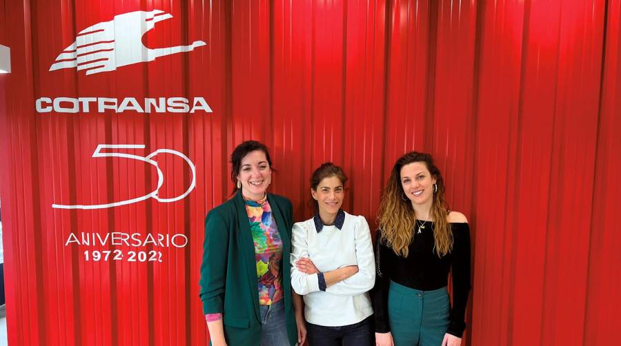 Natalie Seoane, del Departamento Comercial; Lara Bernal, directora de Cotransa Murcia; y Ana Espallardo, del Departamento de Operaciones.