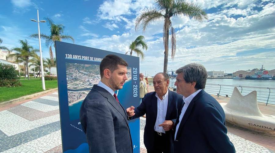 El alcalde de Gandia, José Manuel Prieto, el presidente de la APV, Aurelio Martínez, y el adjunto a la Presidencia de la APV, Manuel Guerra, han inaugurado la exposición sobre los 130 años del Puerto de Gandia.