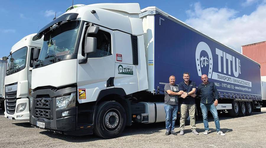 Sergio Fas, responsable comercial de la Zona de Cataluña de PolarCube, junto a dos transportistas de la empresa en el momento de la entrega de las dos nuevas unidades.